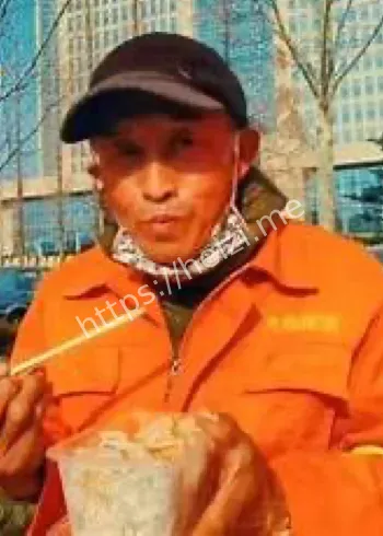 环卫工清扫跟拍争议